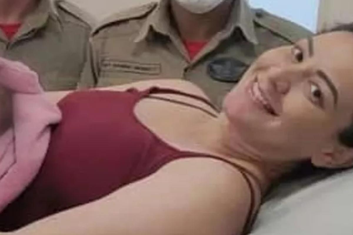 Mulher dá à luz em apartamento e é carregada por bombeiros pela escada