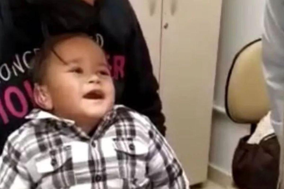 Bebê de 1 ano ouve pela primeira vez após instalar aparelho auditivo