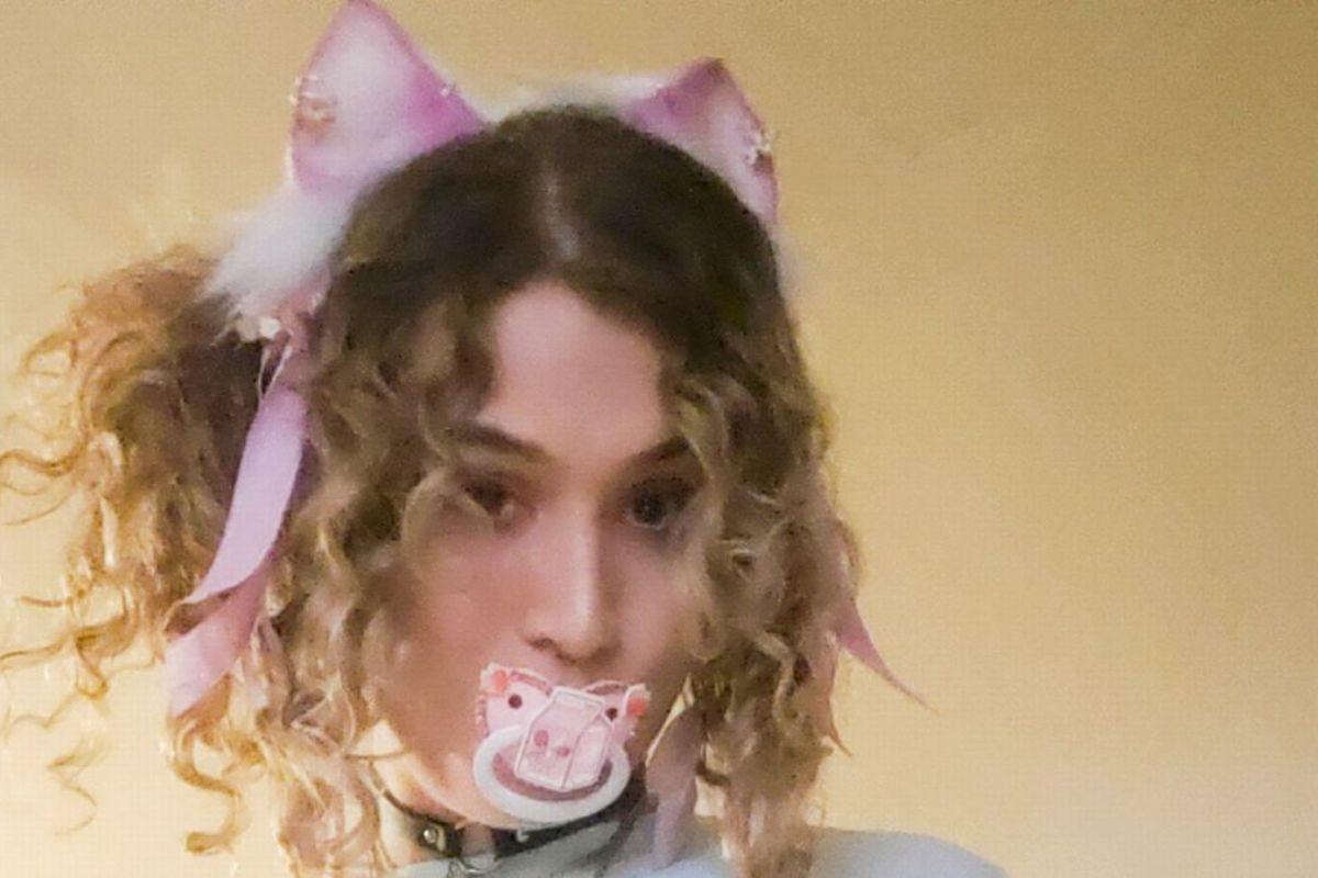 Bebê adulta: Mulher de 28 anos se veste como criança e usa chupeta e fralda