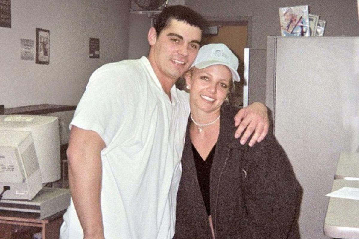 Britney Spears casa nesta quinta-feira