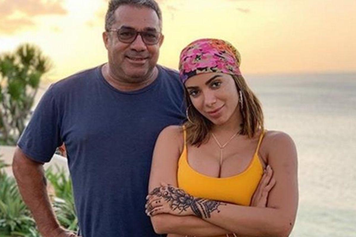 Pai de Anitta passa por cirurgia de emergência e cantora agradece orações dos fãs