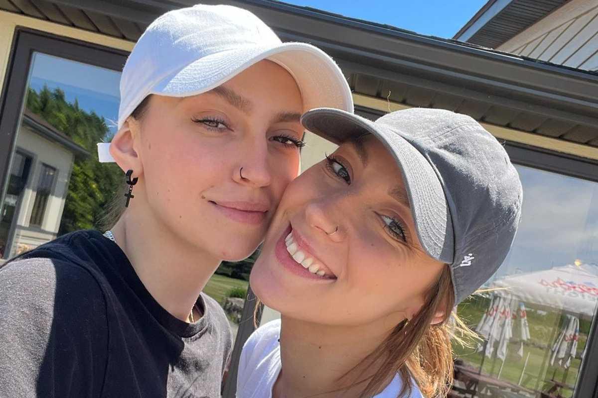 Após conversa com as mães, casal descobre que há possibilidade de serem irmãs, e tentam confirmar a informação por meio de teste de DNA
