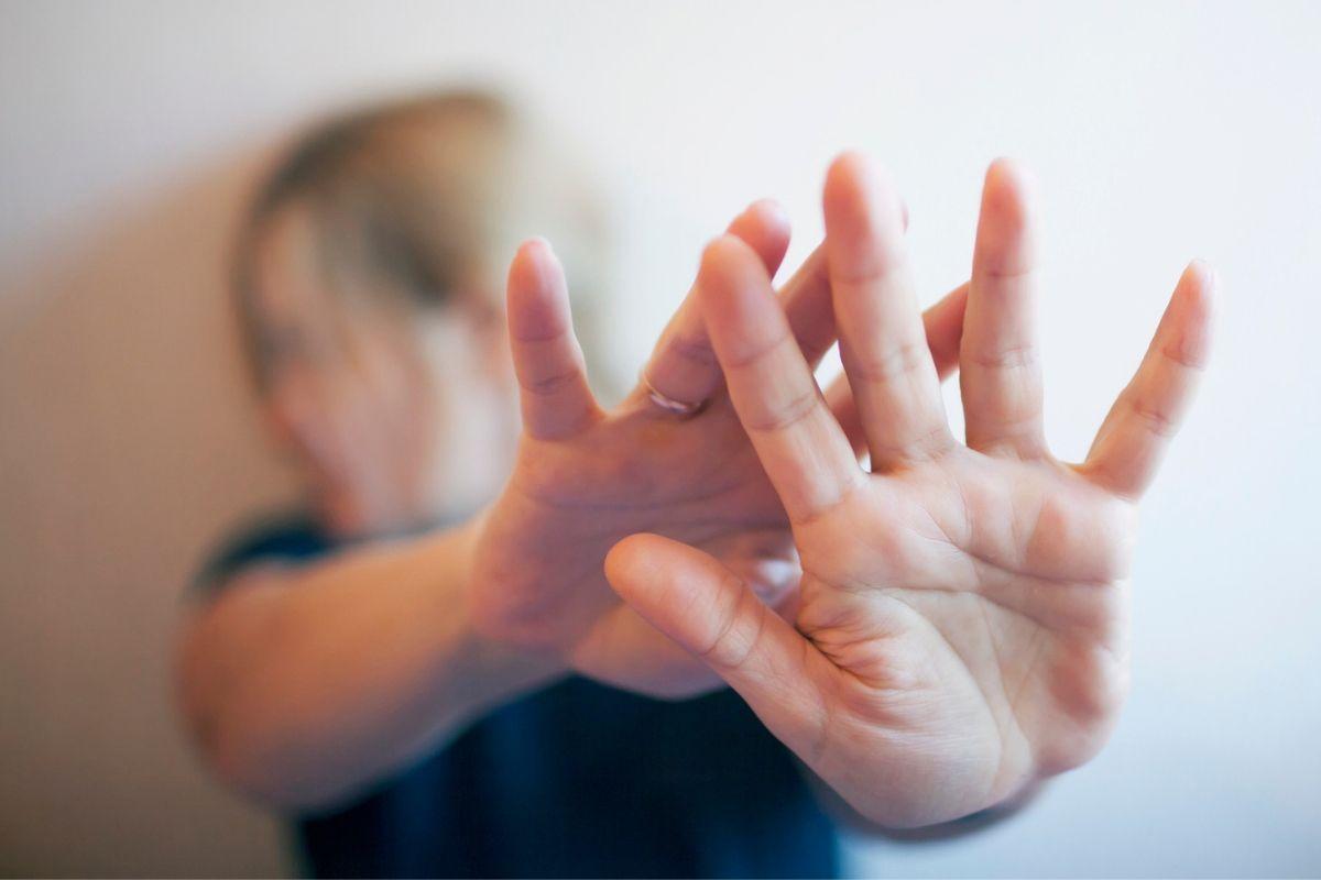 Mãe salva filha após assistir por meio de videochamada familiar apanhando do marido