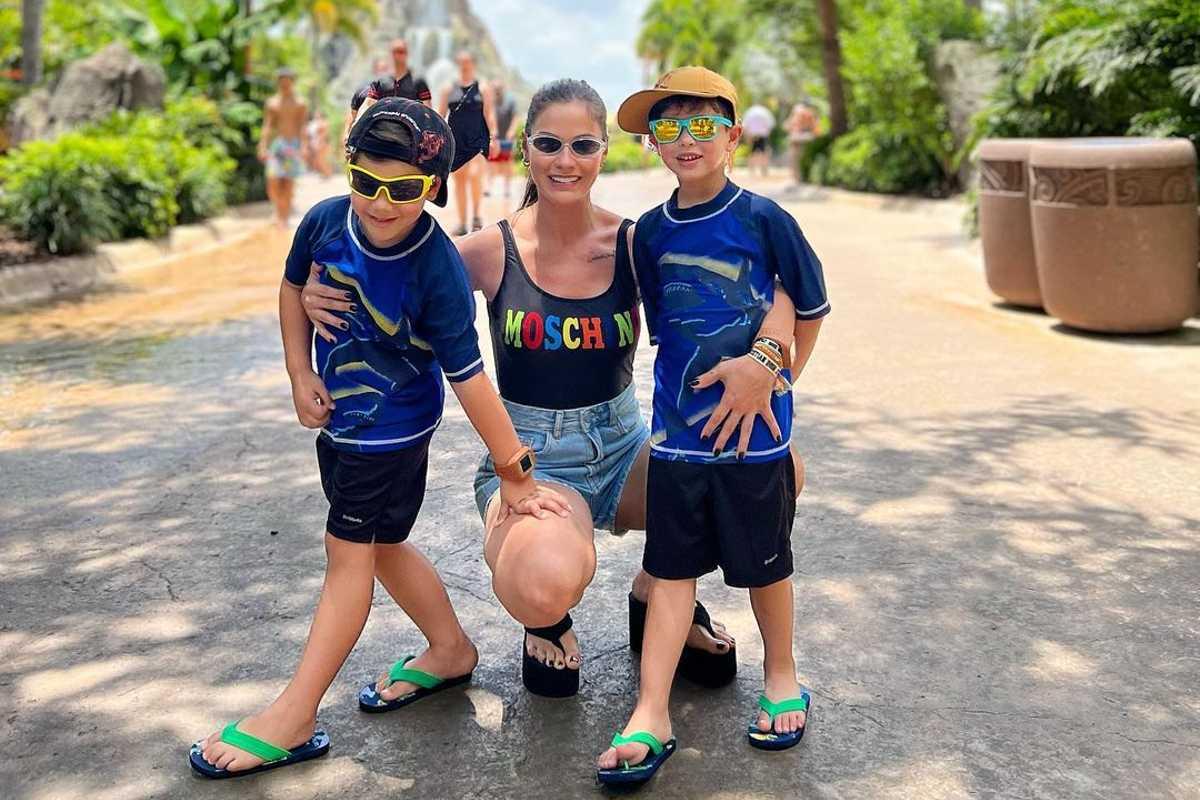 Andressa Suita e o filho mais velho, Gabriel, aparecem andando de ônibus em Orlando