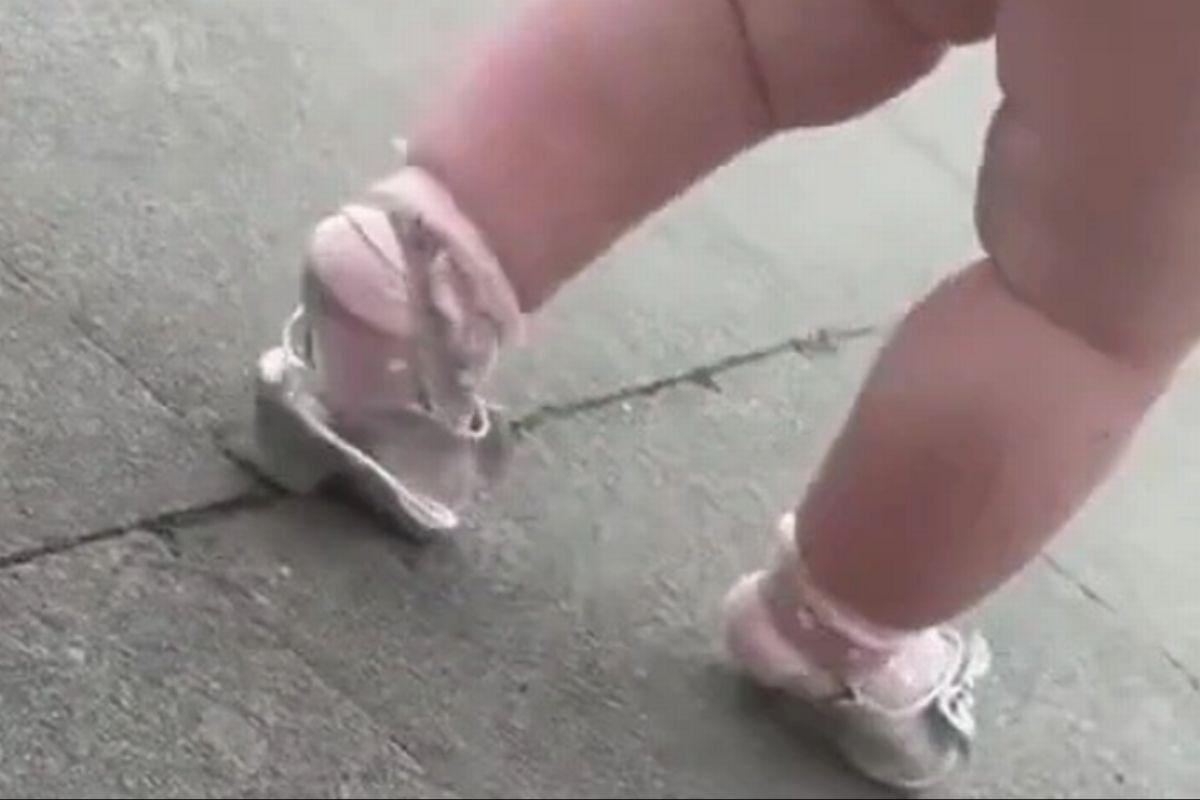 A mãe foi criticada por colocar sapatos de salto alto na menina