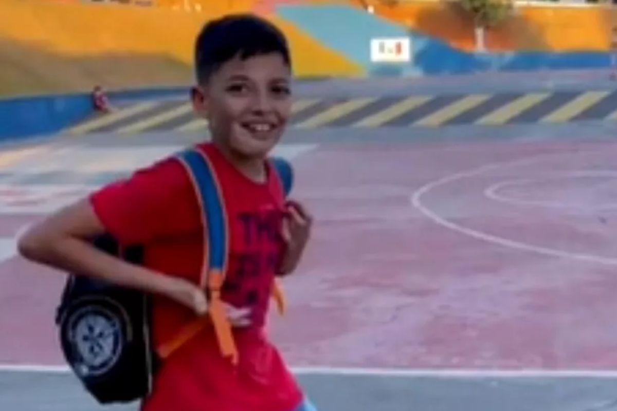 A mãe gravou o filho triste por não poder jogar bola com as outras crianças e viralizou nas redes sociais