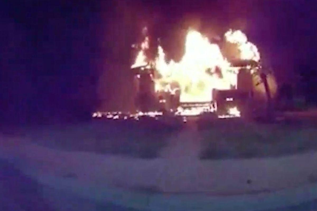 O entregador de pizza não conseguiu chamar a emergência e decidiu entrar na casa em chamas