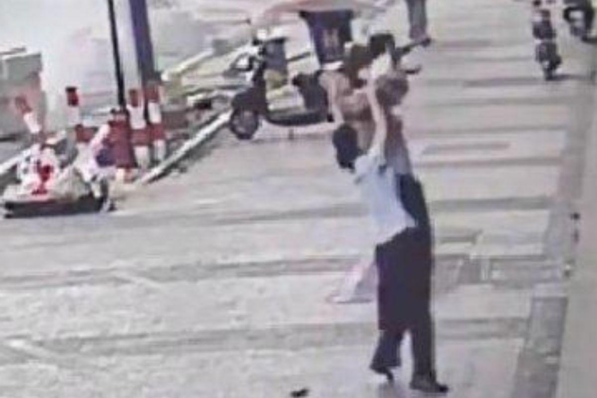 Na hora da queda da criança, uma mulher e um homem estavam passando pela rua e a socorreram