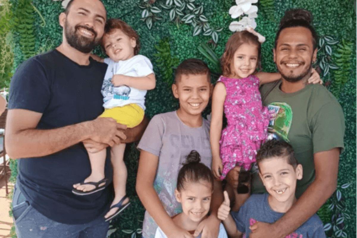 Casal ganha guarda definitiva dos 5 irmãos que adotaram para evitar separação.