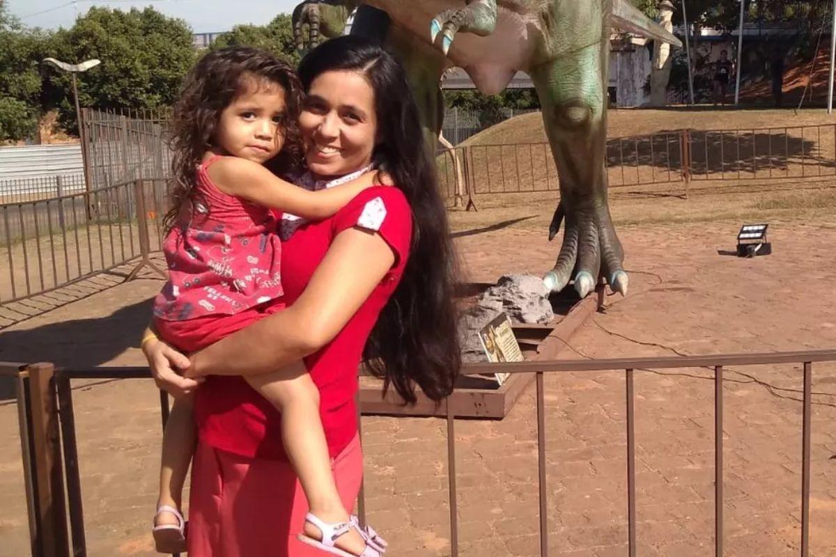 A mãe é suspeita de matar a filha e agredir o filho com pedaço de espelho