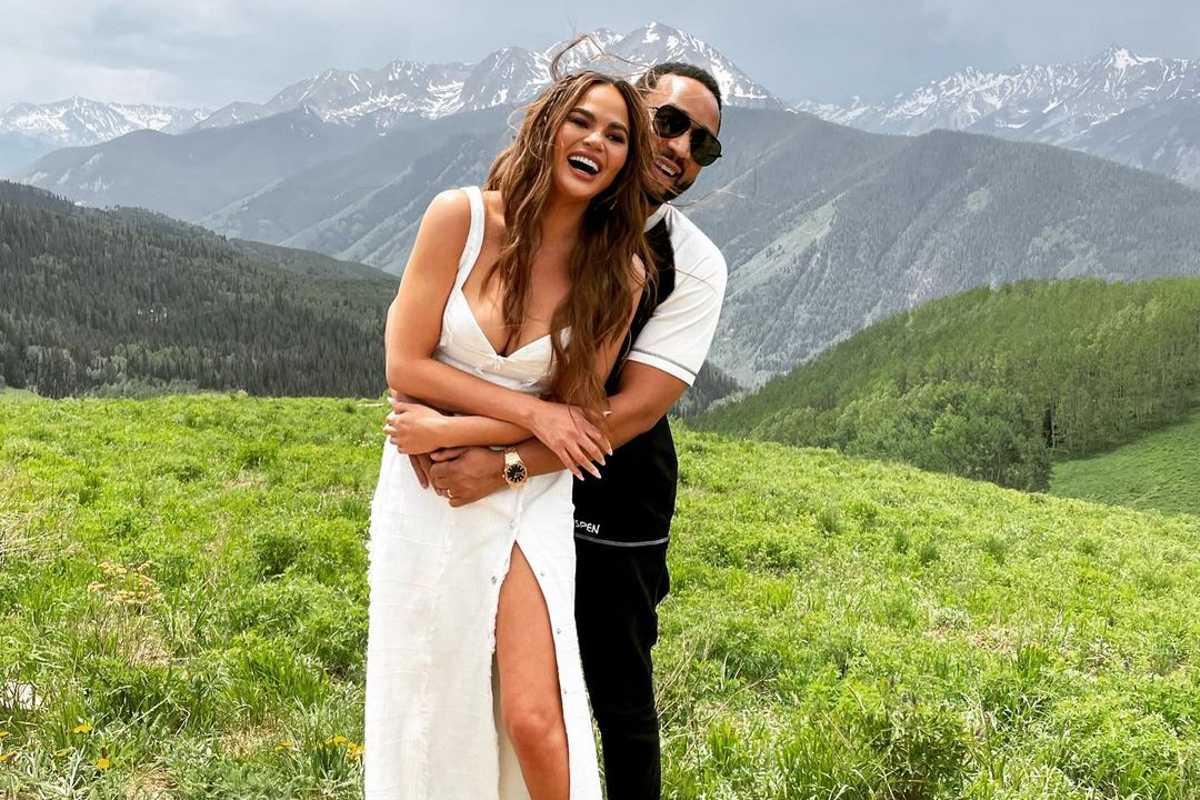 Chrissy Teigen, esposa de John Legend, anuncia nova gravidez