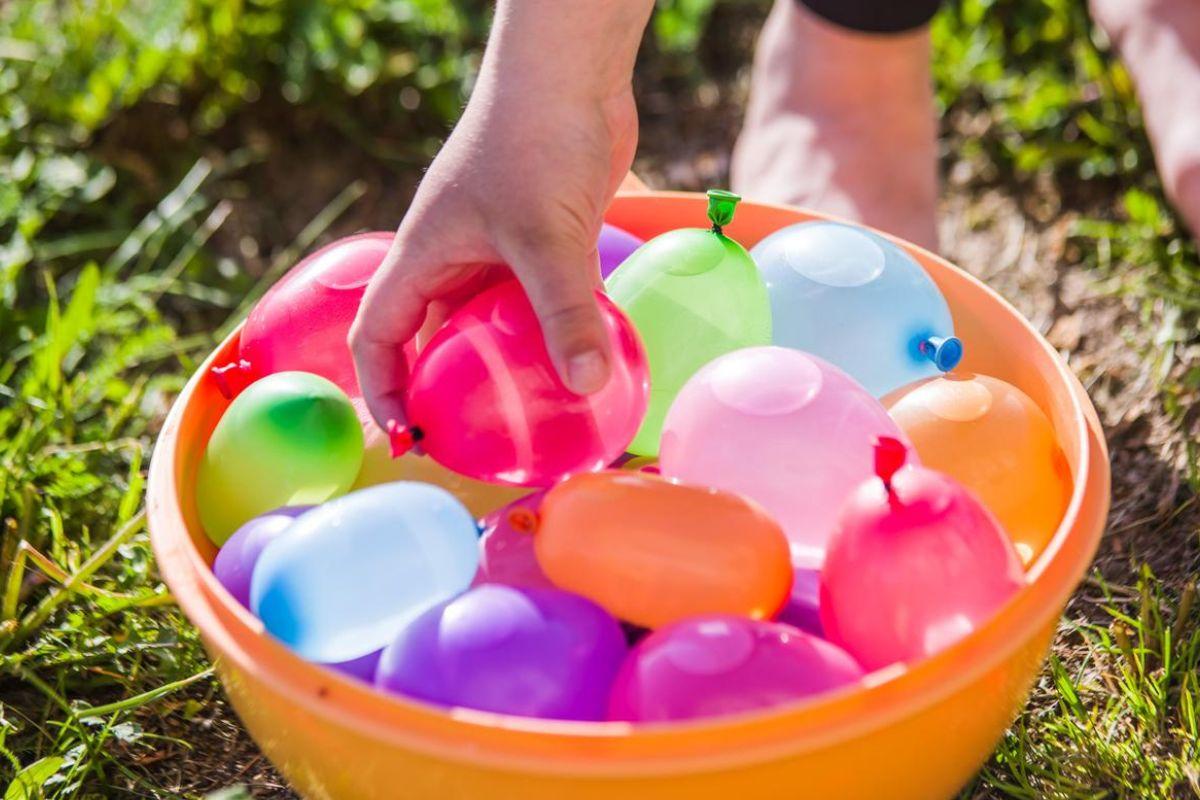 Criança escorrega em balão de água e bate a cabeça em escada