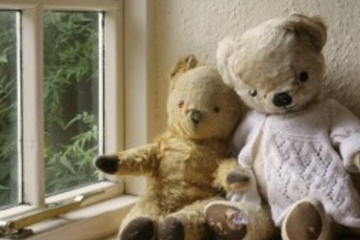 A mãe está arrumando um quarto para o filho e outro para as bonecas