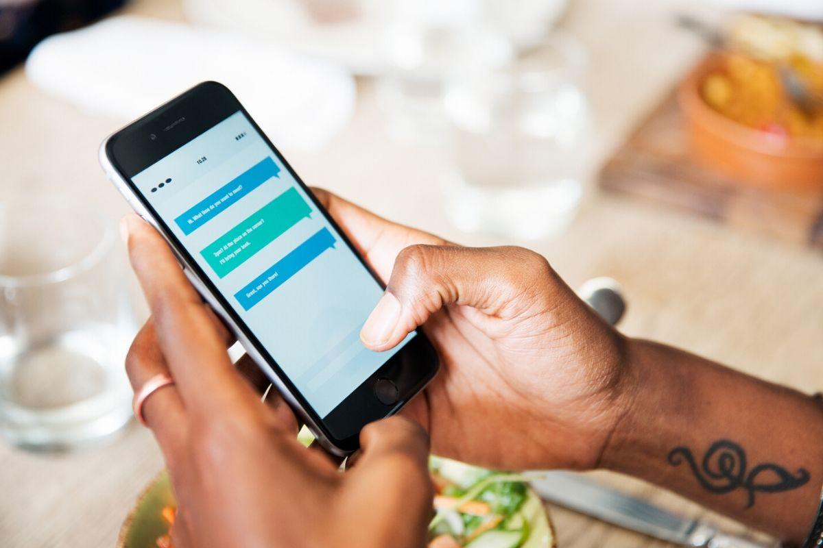 Professor pedia para alunas mandarem fotos suas de biquini