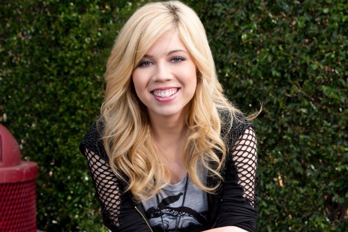 Jennette McCurdy, atriz da Nickelodeon, comenta sobre seu novo livro: ‘Estou feliz por minha mãe ter morrido’