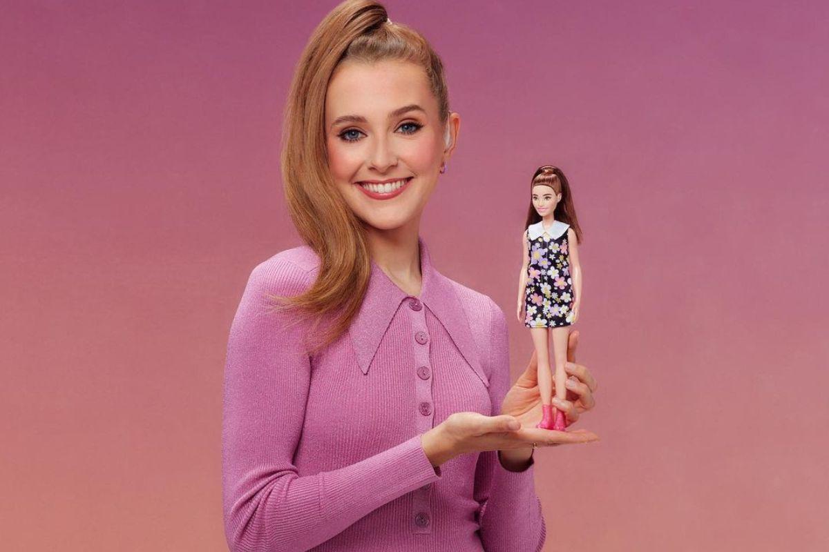 Rose Ayling-Elis, uma atriz britânica com deficiência auditiva, estrela a campanha da nova boneca da Barbie