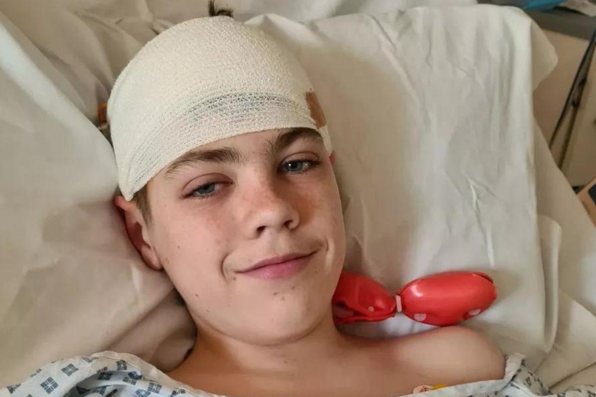 Menino de 15 anos recebe diagnóstico de tumor cerebral após sentir dores na cabeça e tontura