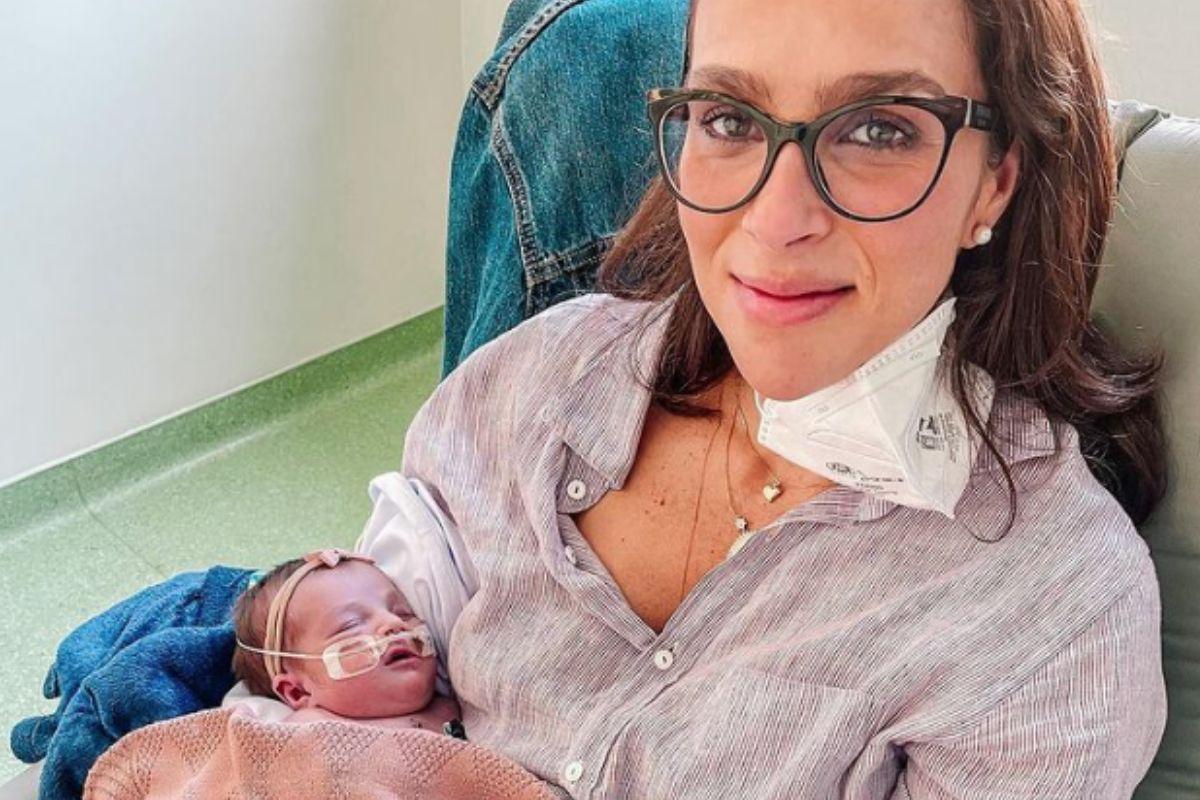 Leticia Cazarré celebra sucesso da cirurgia da filha caçula
