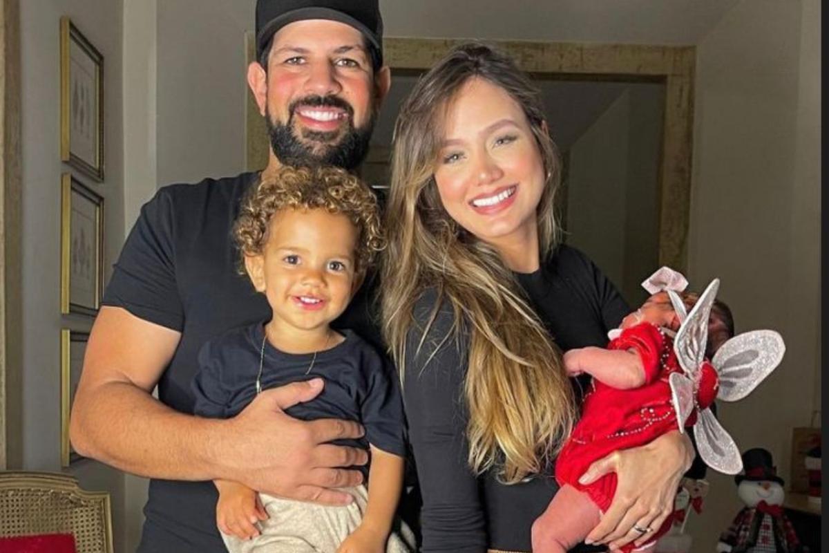 Biah se emociona ao ver a filha dar os primeiros passos