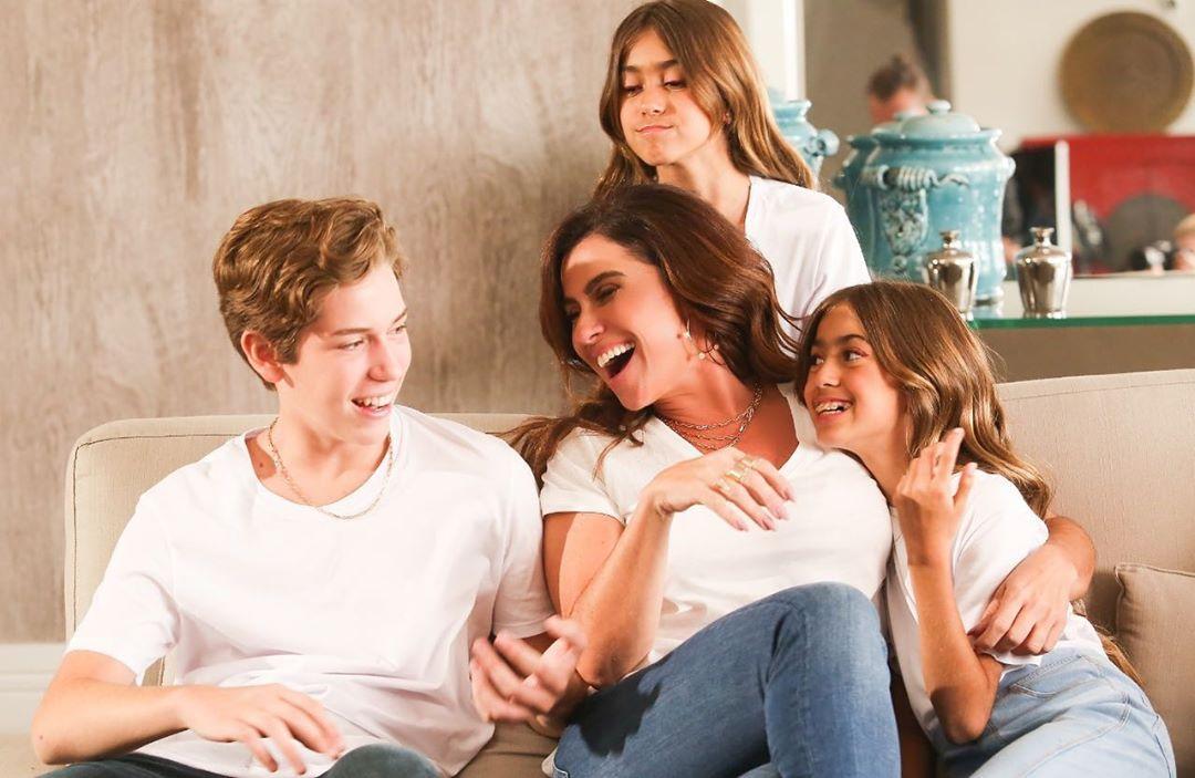 As gêmeas estão cada vez mais parecidas com a mãe
