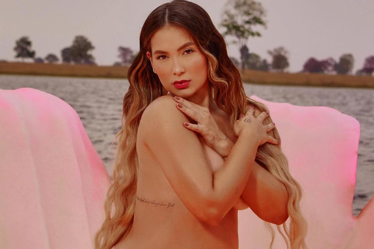 A avó de Maria Alice participou da aula de natação da neta