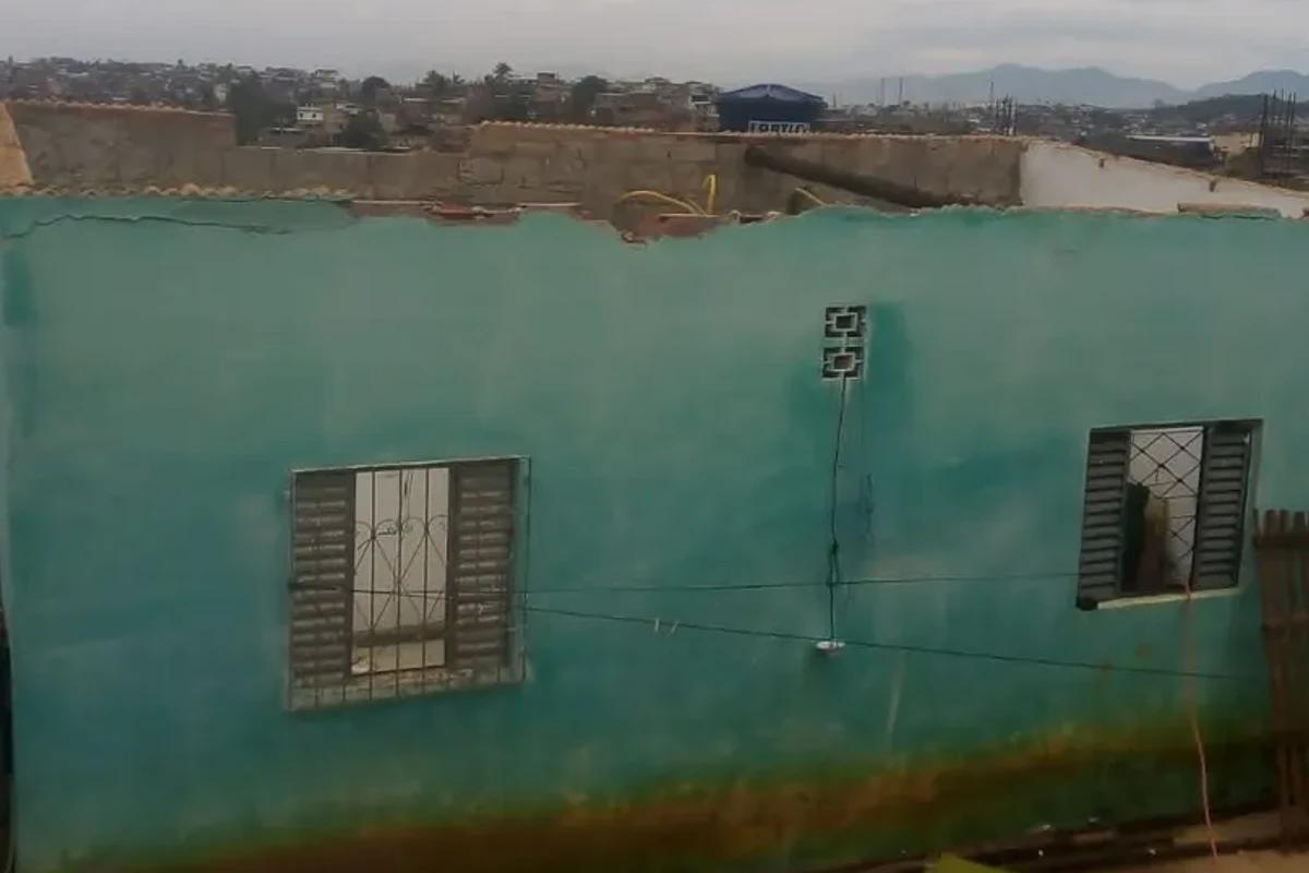 A mãe e o filho se esconderam dentro do congelador para se proteger da tempestade