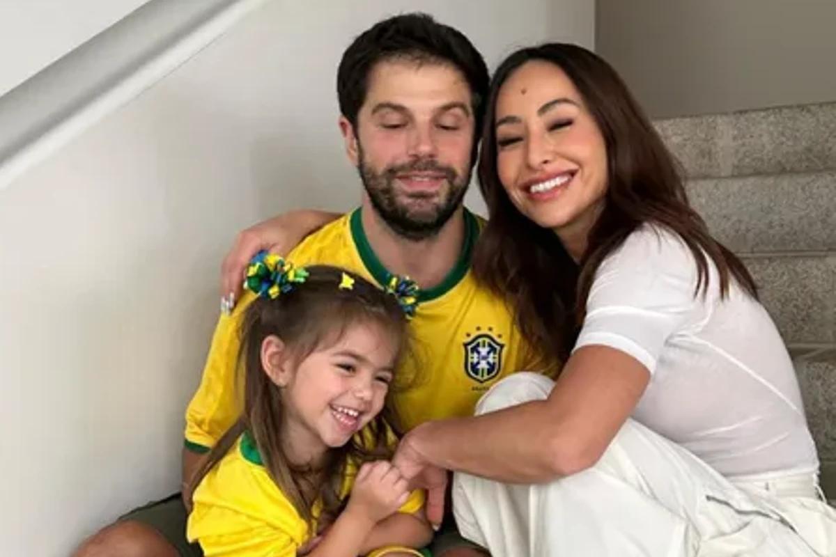 Sabrina Sato aparece junto com a família na estreia da seleção brasileira na Copa do Mundo