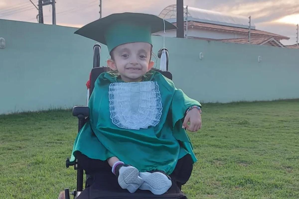 Menina com ‘ossos de vidro’ se forma e recebe diploma: ‘muito orgulho’
