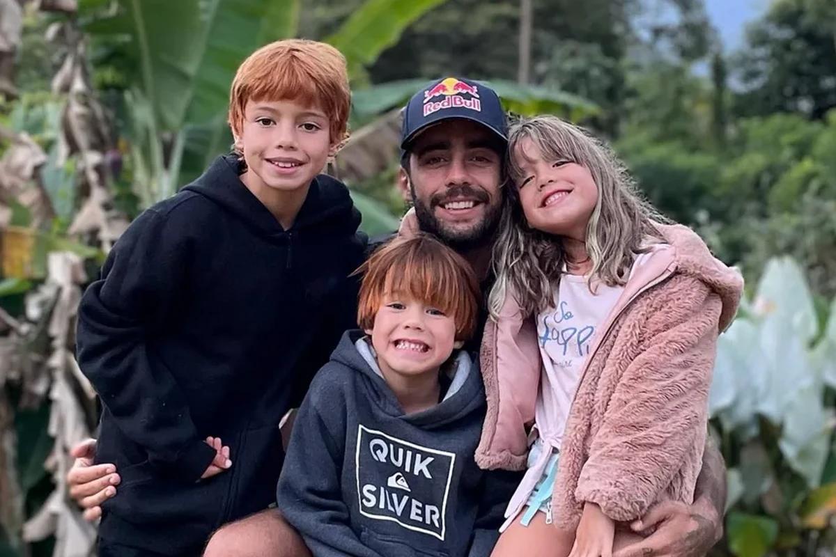 Pedro Scooby mostra a filha Liz conhecendo a irmã mais nova, Aurora, com Cintia Dicker