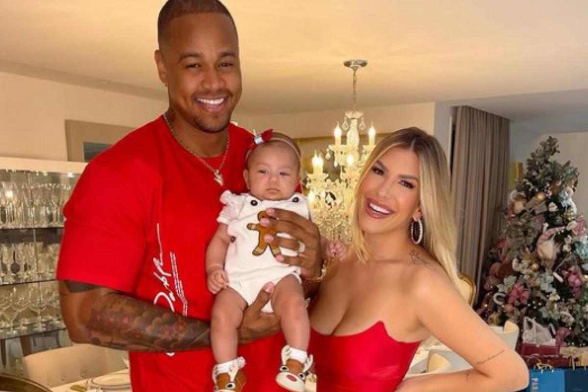 Léo Santana registro ao lado de Liz