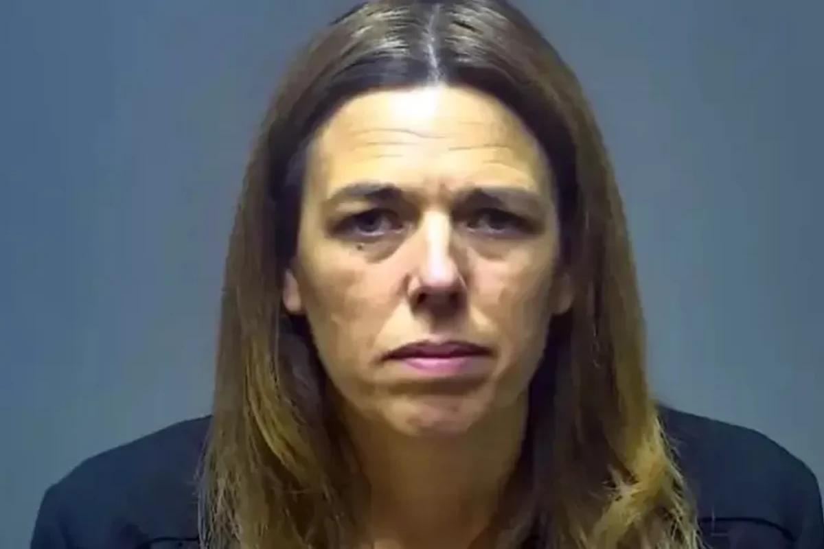 Mãe é presa após praticar bullying virtual contra a própria filha