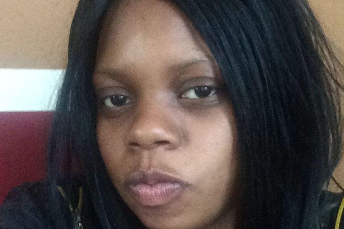 Mulher surpreende ao fazer tatuagem nos olhos