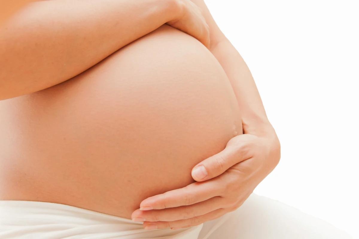 A mulher está grávida