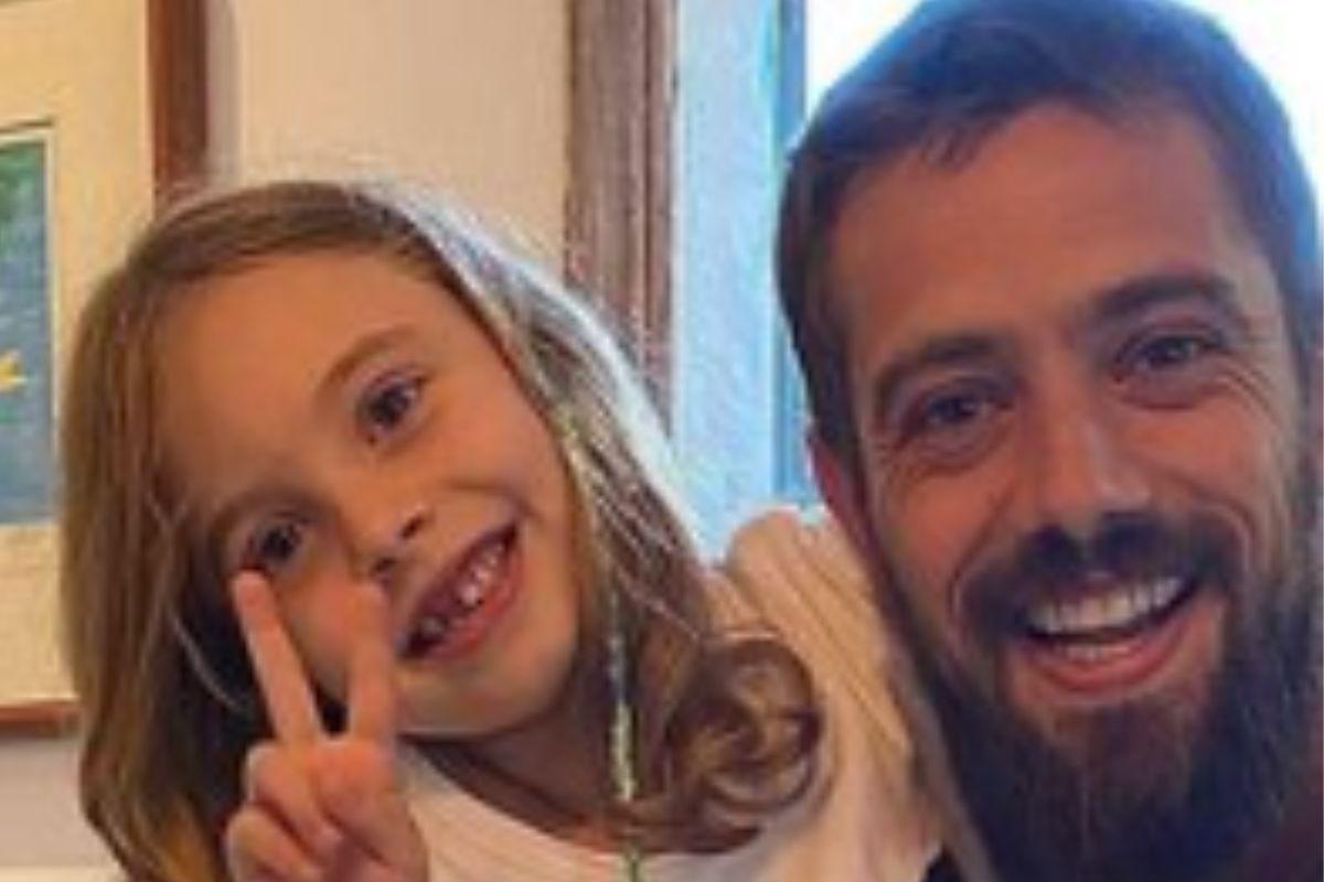 Rafael Cardoso aproveita dia em parque com a filha