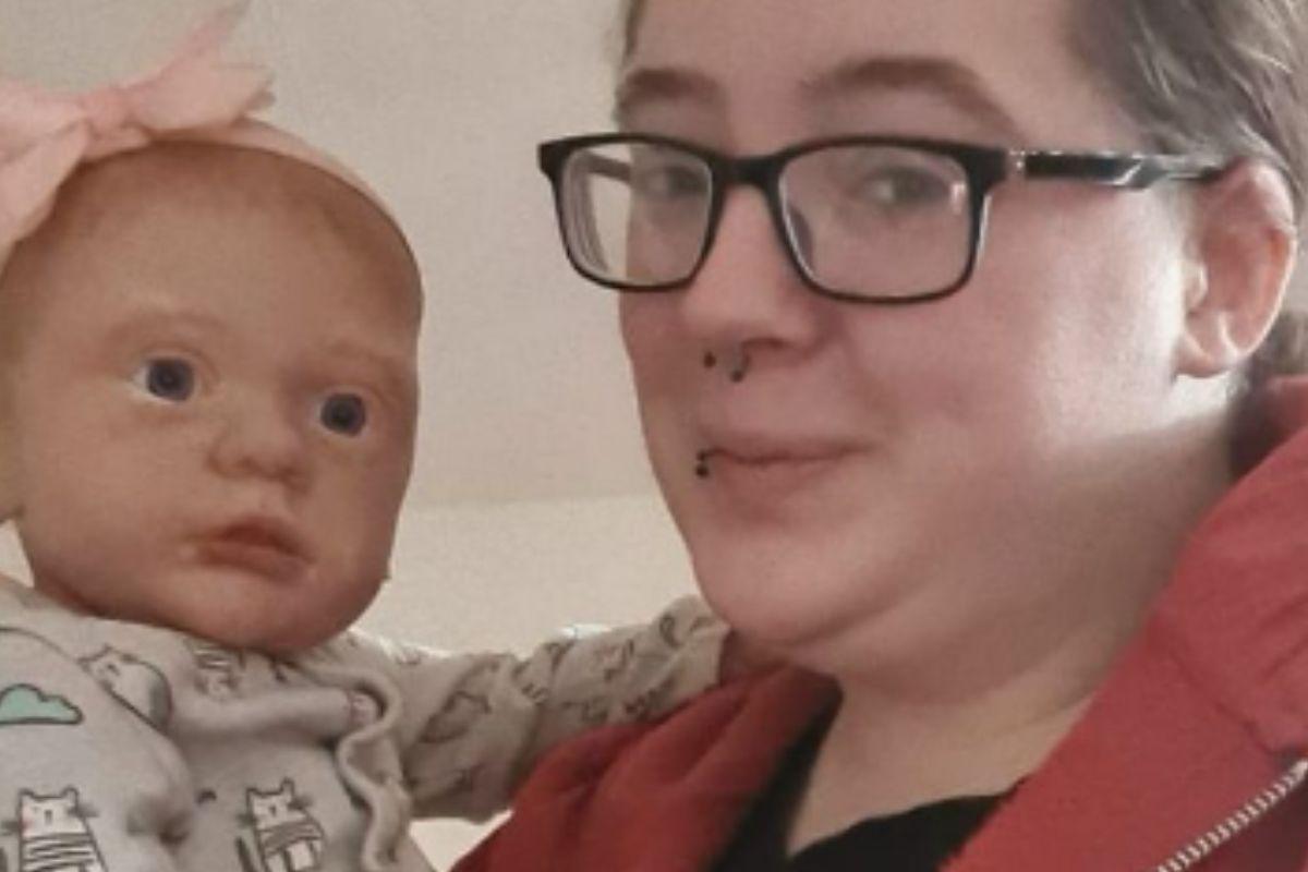 A mulher comprou 5 bonecas que parecem bebês reais