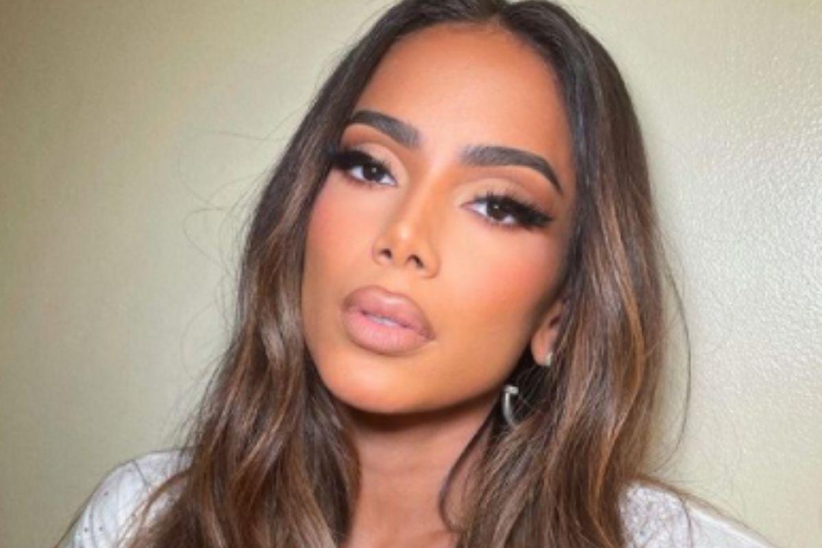 Anitta compartilha fotos de natal com a família
