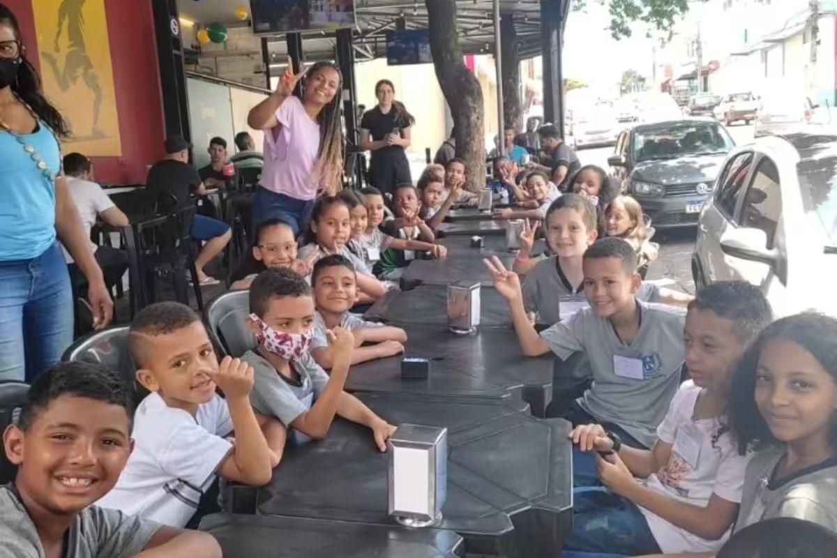 Diego (à esquerda) com os pais e o irmão, que ofereceram almoço a alunos carentes