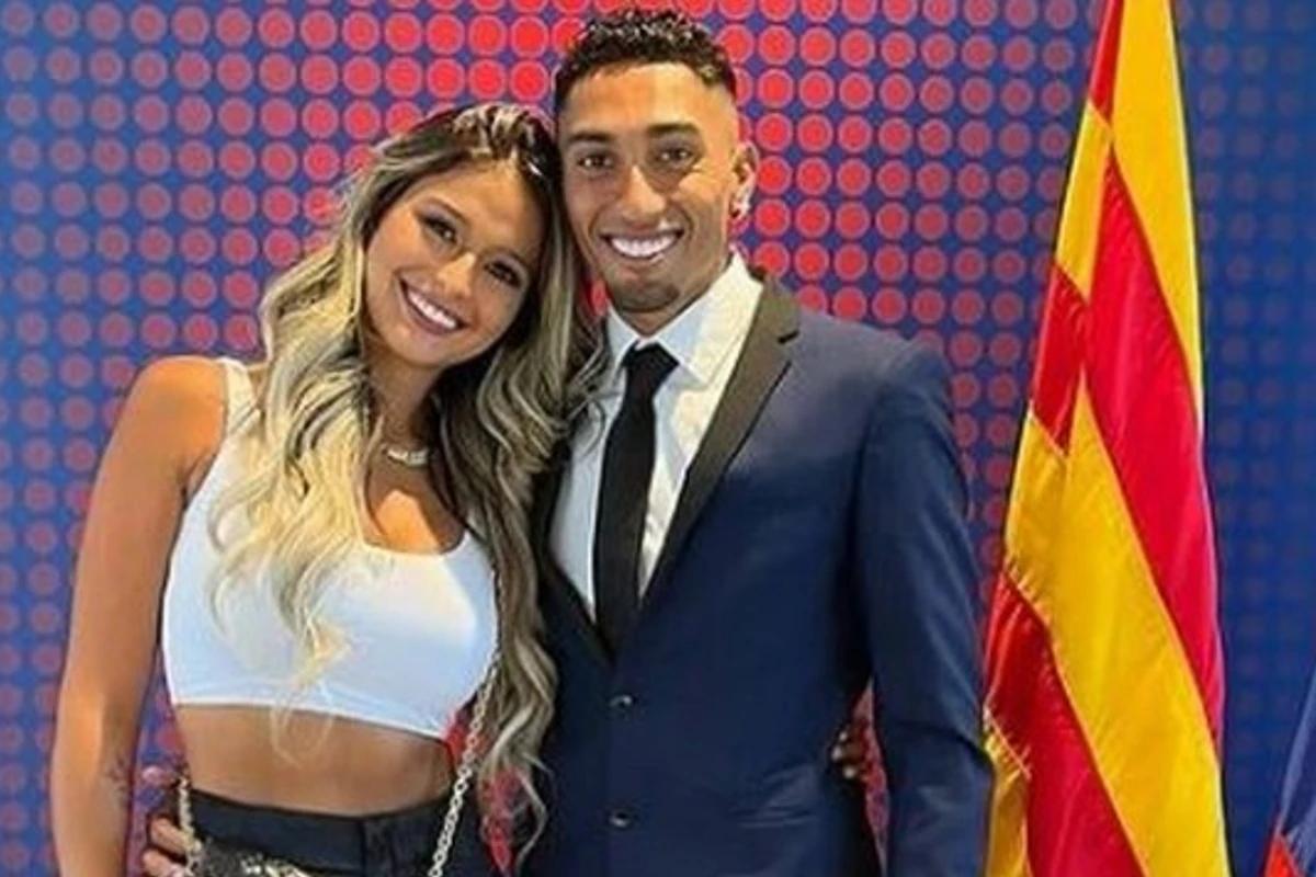 Mulher de Raphinha, da seleção brasileira, anuncia que está grávida do primeiro filho