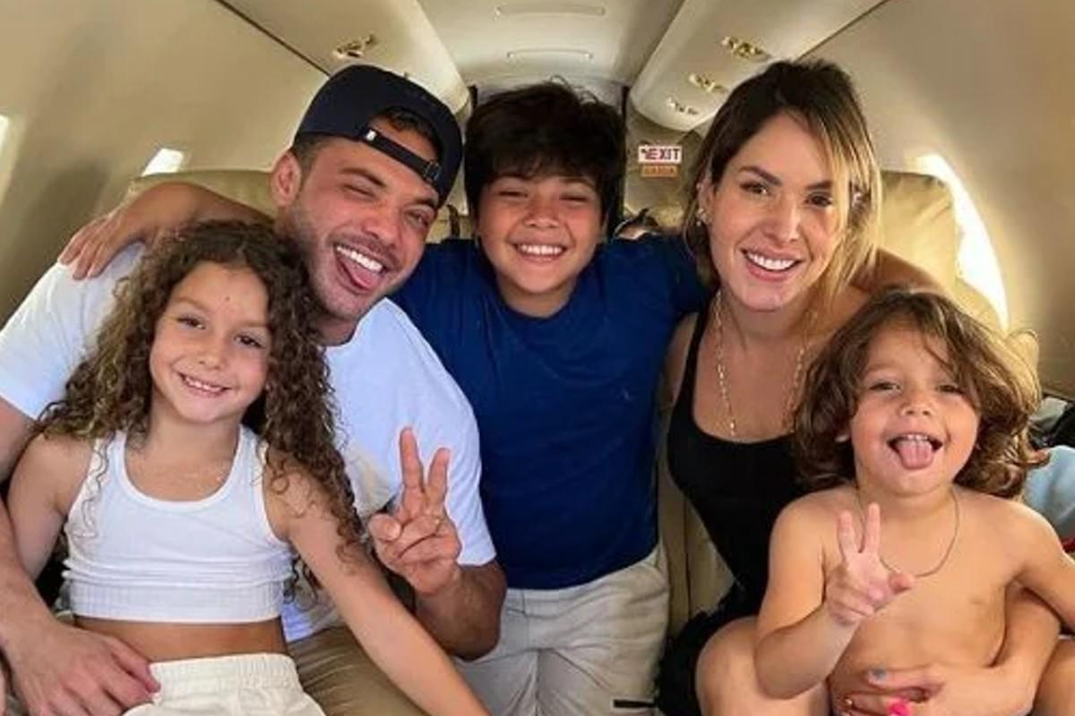 Wesley Safadão faz cama improvisada para os filhos em jatinho: “Cantinho”