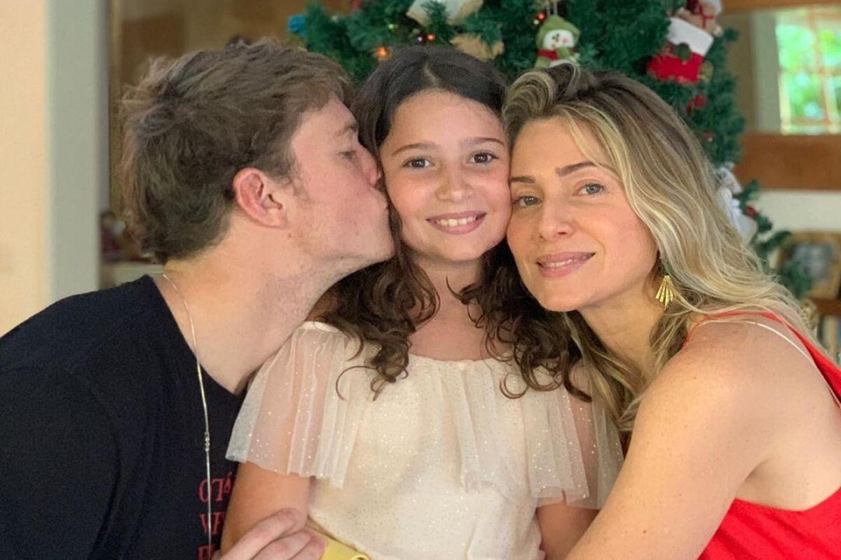 Leticia Spiller aproveita natureza com os filhos em cachoeira