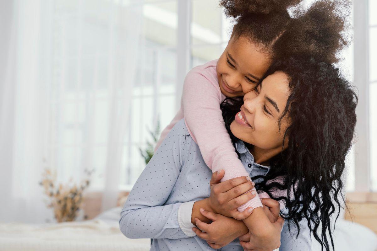 Mãe de 7 filhas é criticada ao dizer que tem regra peculiar para nome de crianças
