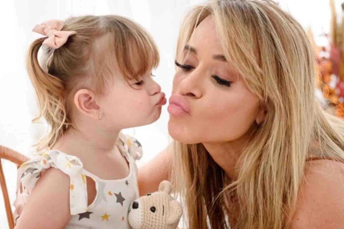 Dany Bananinha desabada e fala sobre o lado difícil da maternidade: “Tem dias que choro de cansaço”