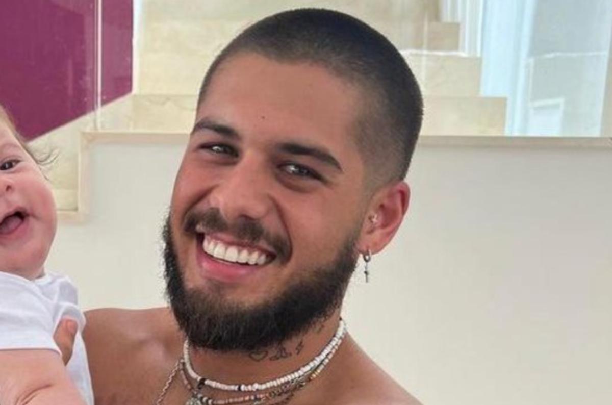 Zé Felipe aparece com Maria Flor nos braços