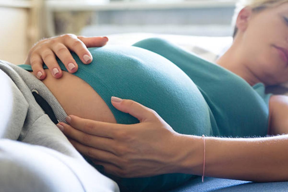 Marido faz buraco em colchão para que esposa grávida possa se deitar mais confortavelmente