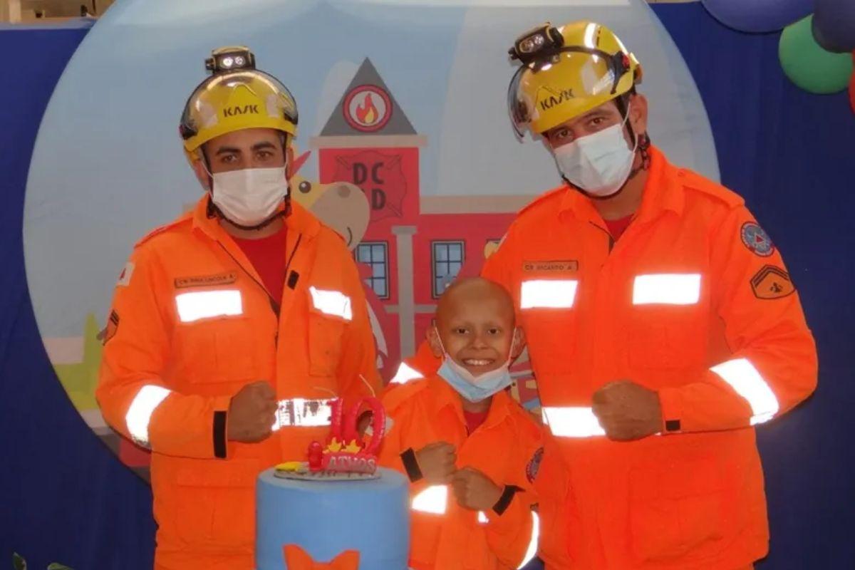 Menino ganha festa de aniversário de bombeiros