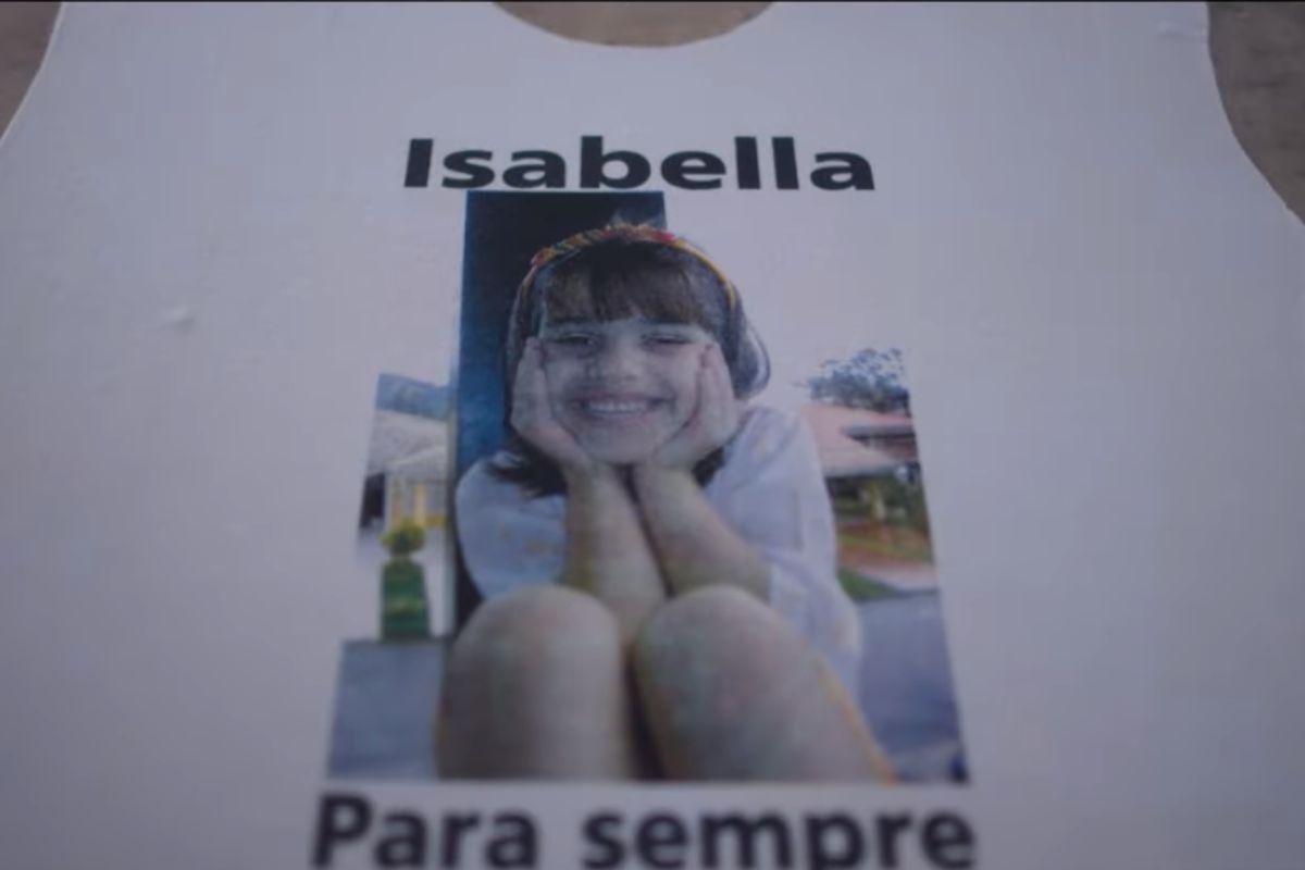 Ana Carolina, mãe de Isabella, aparece bastante emocionada e chorando em trailer