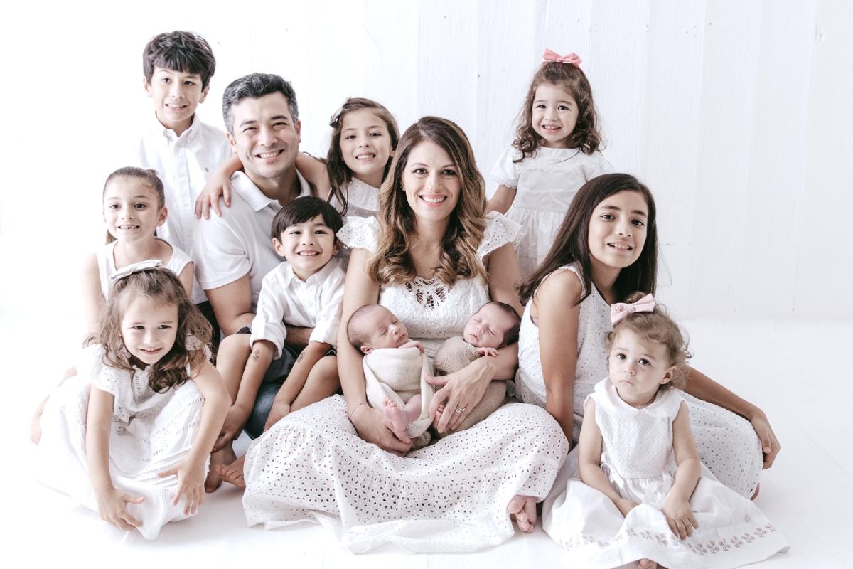 Maria Gabriella e Maria Cristina são as 11ª e 12ª filhas de Mariana e Carlos Arasaki, mais conhecidos como mãe e pai de 12
