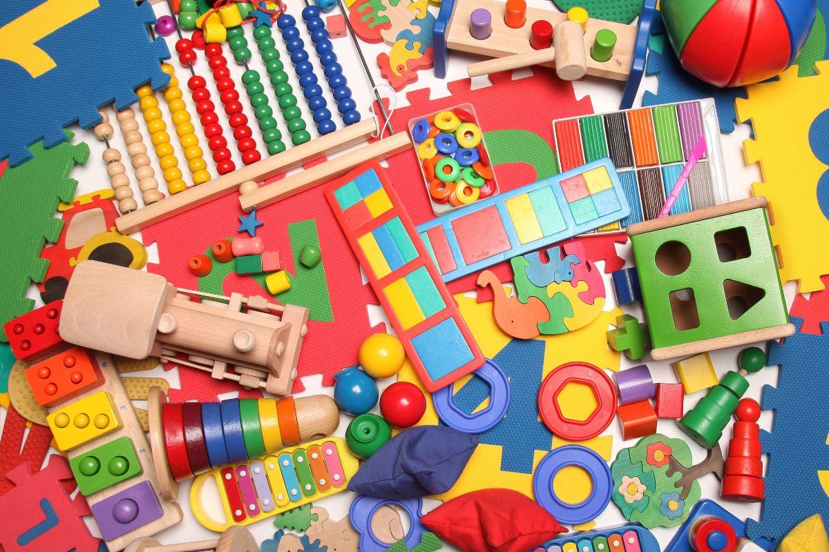 As crianças conseguem segurar o mordedor com facilidade