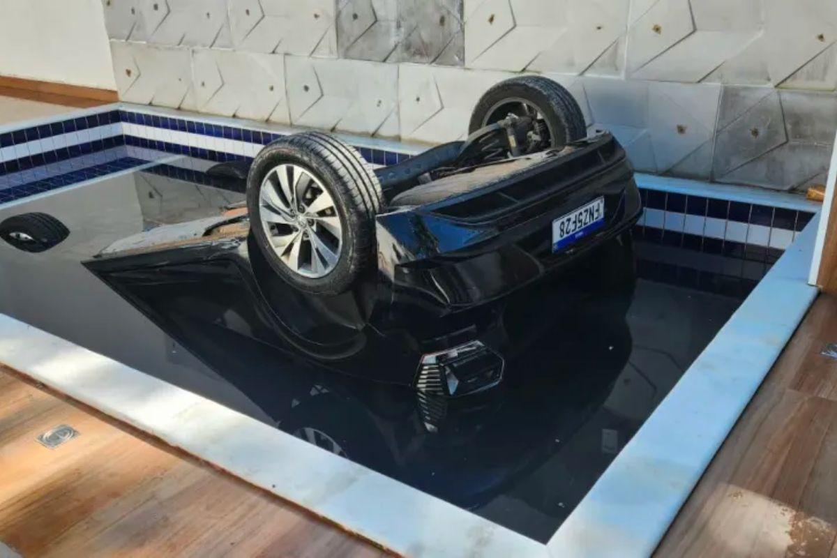 Jovem de 22 anos morre afogada após carro cair dentro de piscina de casa alugada no Guarujá