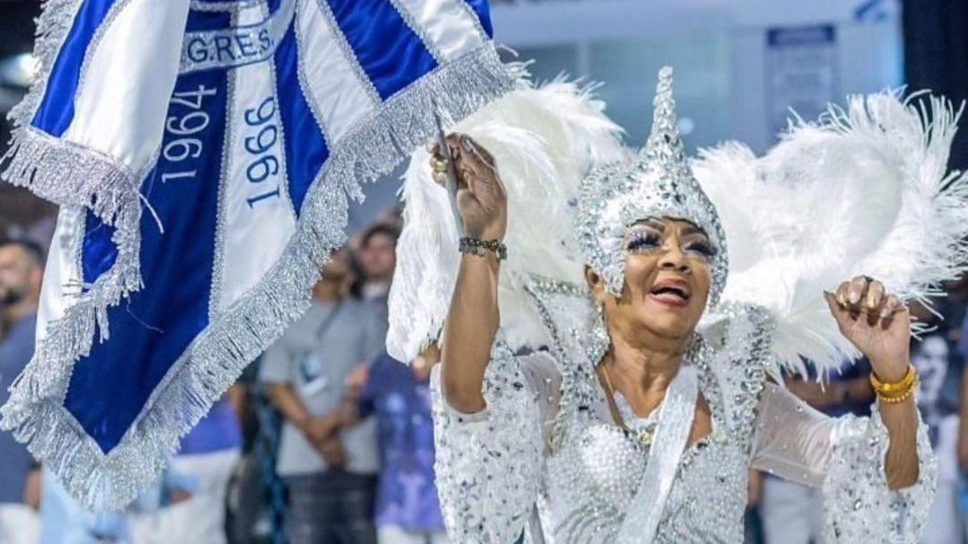 Ex-porta bandeira da portela sofre racismo no aeroporto
